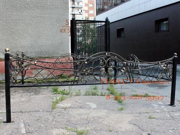 Оградка на кладбище с элементами ковки